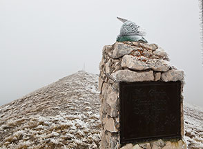 Il cippo dedicato agli alpini sulla cima di Monte Rotella.