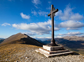 In cima al Monte Calvario, con la cresta del Rotella sullo sfondo.