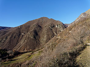 Primo affaccio verso la Valle Ravara con vista su Monte Bove.
