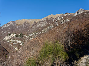 Un bellissimo anfiteatro con rupi rocciose si affaccia sulla parte bassa della Valle Ravara, sono le pareti della Maceriana (estrema sx) e quelle di Costa Piana (estrema dx).