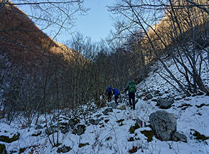 Verso il sole sul fondo della Valle Ravara.