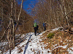 Lungo il sentiero di fondovalle in Valle Ravara.