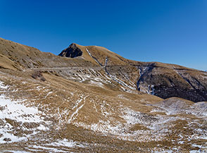 Affaccio sulla testata prativa della Valle la Bandita con sullo sfondo la cima appuntita del Monte Elefante e quella piatta del Valloni (a dx).