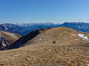 Sulla piatta cresta sommitale verso la punta meridionale del Monte Rotondo.