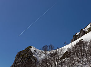 Un aereo solca veloce il cielo sopra di noi (Canale di Lamata).