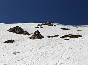 Alla testata del Canale di Lamata verso la cresta sommitale.
