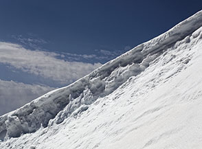 Cornice di neve sul filo della Cresta Sud-Est del Monte Rotondo.