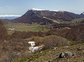 Vista Su Rovere ed il Sirente dai prati alle pendici del Primo Canale.
