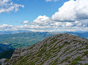 Alle spalle della cima dell&rsquo;Ortara (in primo piano) si apre la grande Valle Roveto.