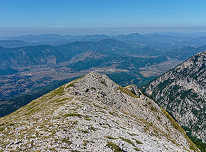 Dal tratto sommitale della Cresta Ovest del Monte Rozza vista a valle (Piana di Borgorose).