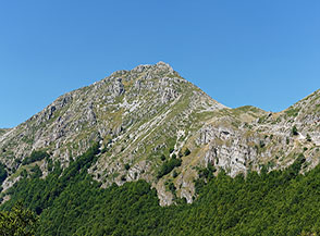 Cimata di Macchia Triste, mentre sulla dx si scorge il valico del Male Passo.