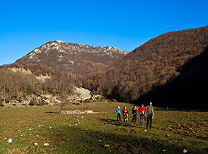 Attraversamento di Campello Vecchio, sullo sfondo il Monte Revole.