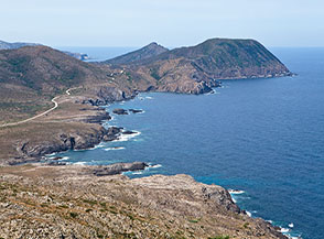 Costa occidentale dell&rsquo;Asinara con gli Isolotti Candeliere, Punta sa Nave (di fronte sul mare) e Punta Tumbarino (sulla dx).