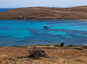 Barca in rada a Cala Barche Napoletane.