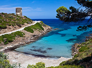 La piccola e graziosa insenatura di Cala Murighessa o dei Detenuti sotto la Torre di Cala d&rsquo;Oliva.