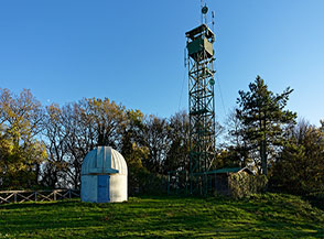 Il piccolo osservatorio e la torretta antincendio posti sulla cima del Monte Rufeno.