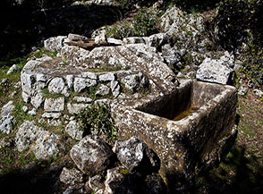 Il pozzo con fontanile che s&rsquo;incontra alle rovine dell&rsquo;Abbazia della Ss.Trinit&agrave; a Monte Sacro.
