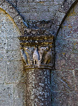 Particolare del capitello di un falsa colonna ai ruderi dell&rsquo;Abbazia della Ss.Trinit&agrave;.