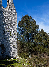 Scorcio sui ruderi dell&rsquo;Abbazia della Ss.Trinit&agrave; (mura esterne lato Nord).