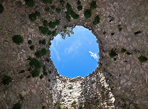 Scorcio sui ruderi dell&rsquo;Abbazia della Ss.Trinit&agrave; (sala interna).