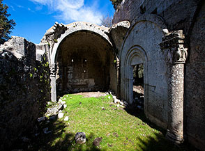 Scorcio sui ruderi dell&rsquo;Abbazia della Ss.Trinit&agrave; (chiesa).