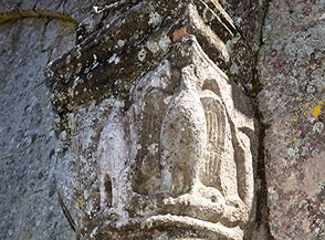 Particolare del capitello di un falsa colonna ai ruderi dell&rsquo;Abbazia della Ss.Trinit&agrave;.