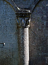 Falsa colonna ai ruderi dell&rsquo;Abbazia della Ss.Trinit&agrave;.
