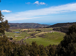 I pascoli ed il lago di Piano San Marino alle pendici nord-orientali di Monte Sacro.