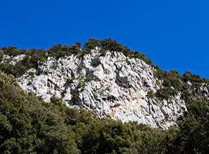 Una delle bianche pareti che dominano Valle della Vecchia.