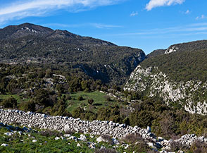 Vista sul Monte Sacro e la Valle della Vecchia: la profonda incisione alla dx del monte.