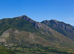 Vista su Monte Corno (a sx) e Monte Santa Croce, proseguimento a nord-est della dorsale del Sambucaro.