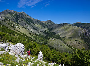Vista sulla suggestiva valletta di Colle Moresco sul lato orientale della Cresta Sud-Est del Sambucaro.