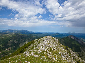Panorama verso nord dalla cima del Monte Sambucaro o Sammucro.