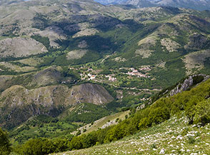 Vista sul piccolo abitato di Radicosa alle pendici settentrionali del Monte Sambucaro.