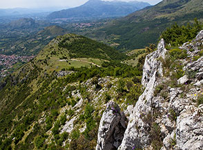 Vista sul prativo valico di Sella Macchia dalla Cresta Ovest del Sambucaro.