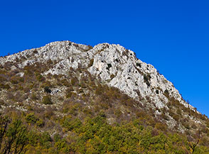 Ai piedi dei primi contrafforti rocciosi della cresta di Serra di Rocca Romana.