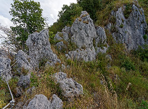 Un tratto della Via Ferrata del Redentore che corre sul filo della Cresta Nord-Ovest di Monte San Biagio.