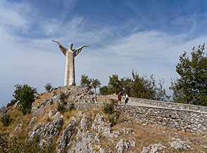 La colossale statua del Cristo Redentore su Monte San Biagio, opera dello scultore Bruno Innocenti.