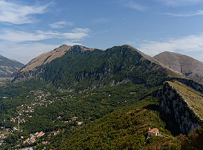 Da Monte San Biagio vista sul Monte Crivo, in basso sulla dx si scorge la Madonna dell&rsquo;Aiuto.