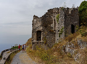 Ruderi di Castello, l&rsquo;antico borgo di Maratea in cima a Monte San Biagio.