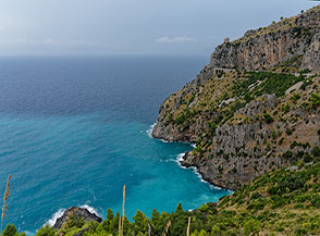 Tratto di costa sotto la Torre dei Crivi.