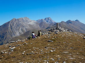 In cima al Monte San Franco, sullo sfondo le cime del Corvo, Intermesoli, Camarda, Malecoste e Cefalone.