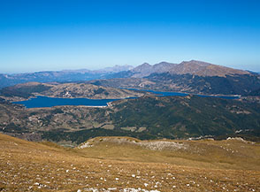 Il Lago di Campotosto ed i Monti della Laga visti dalla cima del Monte San Franco.