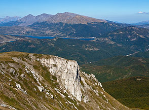 Il bellissimo pilastro di roccia che si affaccia sulla Valle dell&rsquo;Inferno, sullo sfondo i Monti della Laga.