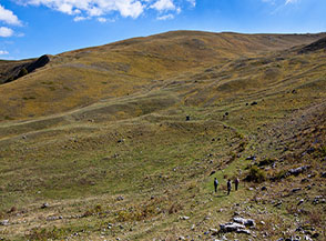 Lungo il sentiero che attraversa i prati alla base della Valle del Paradiso.