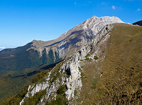Vista sul Monte Corvo dal sentiero nei pressi del Passo del Belvedere.