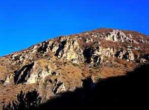 I primi balzi di roccia che ci danno il benvenuto in Valle Donica.