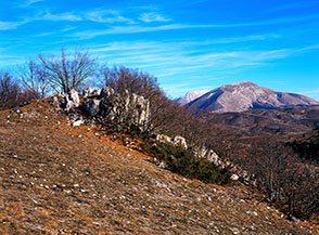 Le roccette sulla cima del San Lorenzo, alle sue spalle si il Monte San Franco.