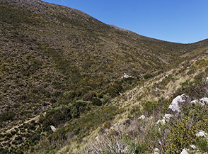 Affaccio sulla Valle Lunga, racchiusa tra il Monte San Magno e il Campillone.