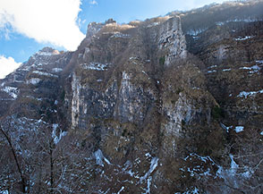 Le alte rupi che caratterizzano il versante settentrionale fra il San Michele e il Monte di Mezzo.